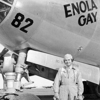 En esta imagen de archivo, Paul Tibbets posa al lado del <i>Enola Gay</i>, desde donde se lanzó la bomba atómica sobre Hiroshima en 1945