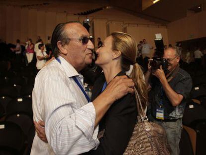 Carlos Fabra abraza a su hija Andrea al finalizar el congreso provincial del PP de Castell&oacute;n.