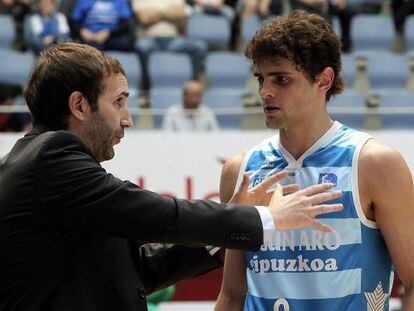 El entrenador del Lagun Aro GBC, Sito Alonso, da instrucciones a Raulzinho Neto en un momento del partido.