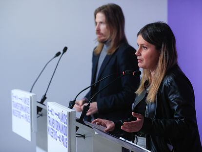 Los portavoces de Podemos, Pablo Fernández y Alejandra Jacinto, en rueda de prensa este lunes en la sede del partido en Madrid.