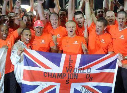 Hamilton celebra el Mundial ganado en Brasil con su padre, su hermano y el equipo McLaren.