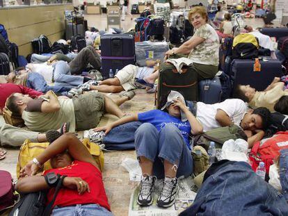 Viajeros durmiendo en el Aeropuerto del Prat de Llobregat a causa de la huelga de los trabajadores de Iberia. 