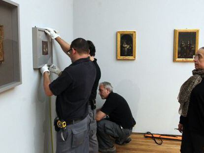 Manuela Mena, comisaria de la exposici&oacute;n &#039;La belleza encerrada&#039; en el Museo del Prado, supervisa la colocaci&oacute;n de un &#039;goya&#039;.