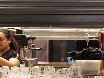 Una camarera prepara el servicio en uno de los bares del Mercado de la Boquería de Barcelona.