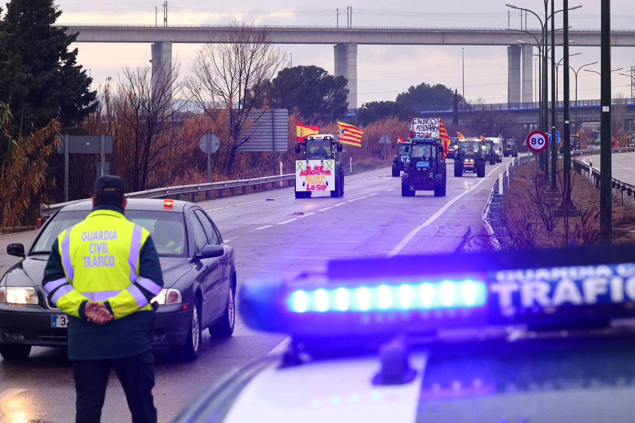 Una patrulla de la Guardia Civil observa un convoy de tractores que circulan por la N-330 cerca de Zaragoza, el 9 de febrero. 