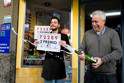 Celebración en el despacho mixto de la calle Esperanza 9 de Ciudad Real después de que se supiera que este establecimiento ha vendido parte del segundo premio de la lotería de "El Niño", este viernes. 