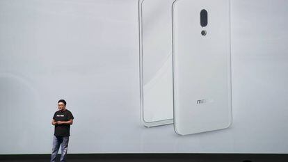 El vicepresidente de Meizu, Li Nan, presenta el teléfono.