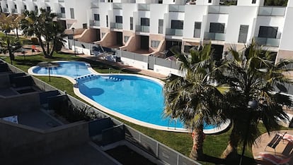 Haya Real Estate tiene en marcha hasta el 31 de agosto la Campaña Costa Haya 2020, de inmuebles en zonas costeras con precios rebajados hasta un 30%. Entre ellas se encuentra el Residencial Dulcinea, ubicado en el núcleo de Alcocéber (Castellón). Esta urbanización cerrada de viviendas unifamiliares dispone de piscina comunitaria, parque infantil y zonas ajardinadas, y está muy cerca de la playa del Moro. Por un precio rebajado desde 153.000 euros, las casas, con un tamaño de al menos 200 metros cuadrados, tienen cuatro habitaciones, tres baños, garaje y trastero.