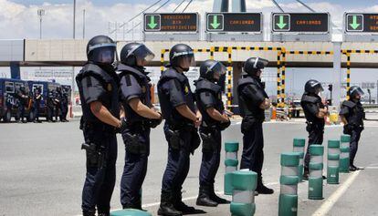 Agentes de policías en prevención de disturbios en el puerto de Valencia.