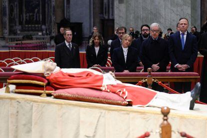 La primera ministra de Italia, Giorgia Meloni (tercera por la izquierda), visitaba este lunes la capilla ardiente del papa emérito.