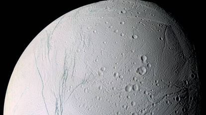 Imagen de Encélado, la luna de Saturno que da nombre a la primera novela, tomada por la sonda Cassini. 