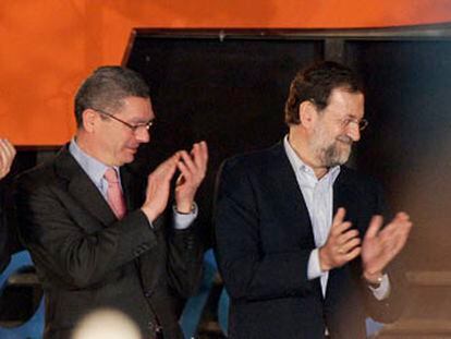 Ángel Acebes, Alberto Ruiz-Gallardón y Mariano Rajoy aplauden a Esperanza Aguirre en el balcón de la sede popular en Génova.