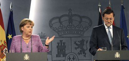 El presidente del Gobierno, Mariano Rajoy, y la canciller alemana, Angela Merkel, tras una reuni&oacute;n en el Palacio de la Moncloa.