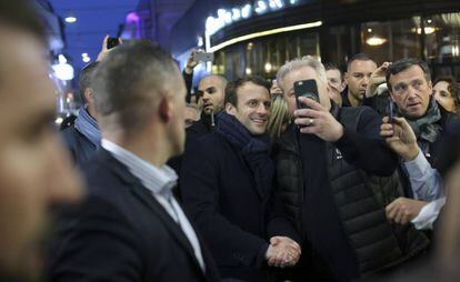 Macron se hace un selfie en una imagen tomada antes de ganar las elecciones francesas.