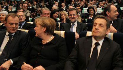 Mariano Rajoy, en segundo termino, entre Merkel y Sarkozy.