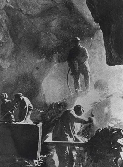 Prisioneros soviéticos extrayendo uranio en una mina de Kolymá, en 1948.