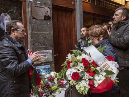 Los padres de Iñigo Cabacas, durante el homenaje del pasado viernes en Bilbao.