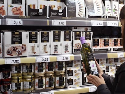 Una dona compra en un supermercat.