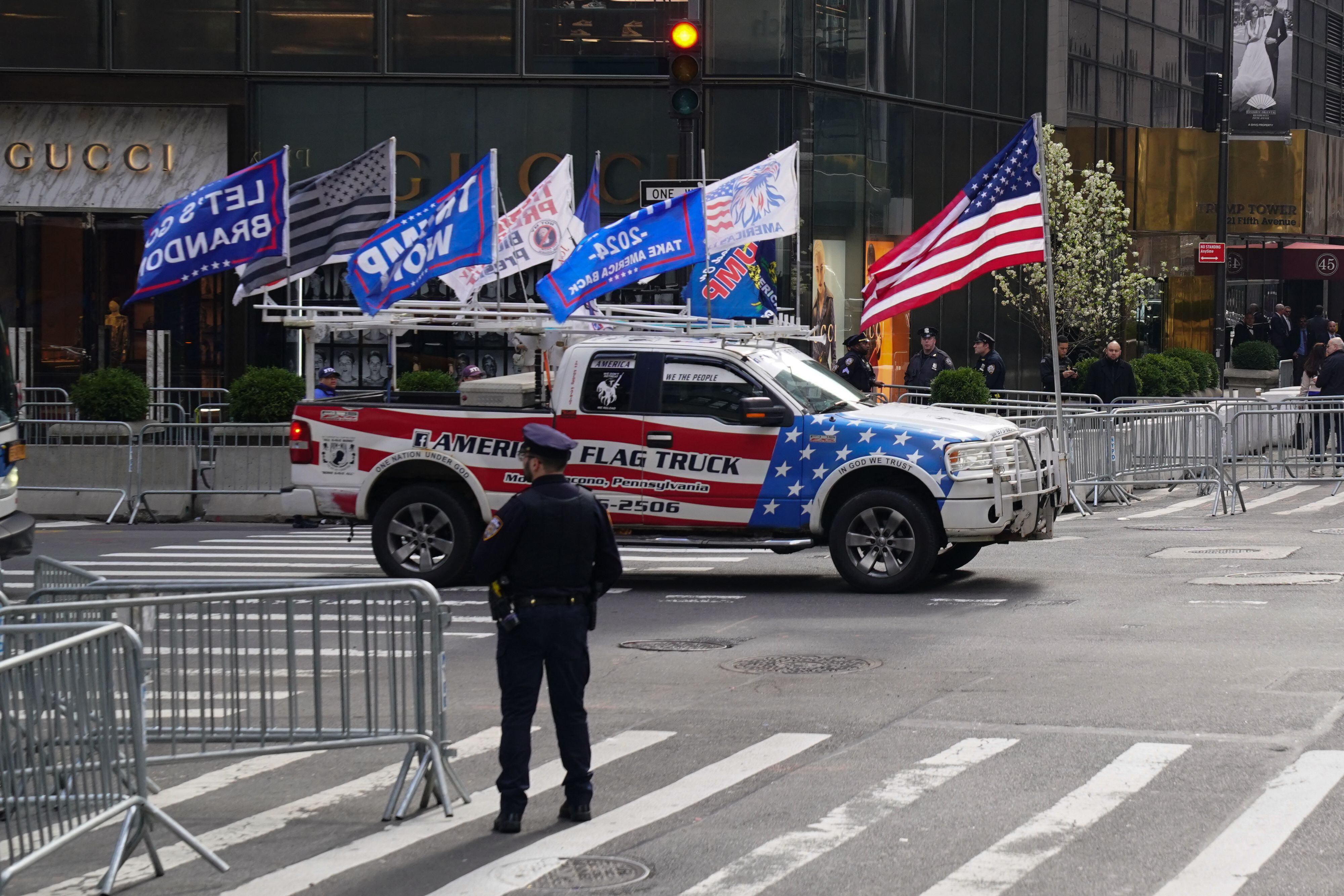 Un seguidor de Donald Trump conduce su camioneta llena de banderas por la Quinta Avenida, este martes en Nueva York. 