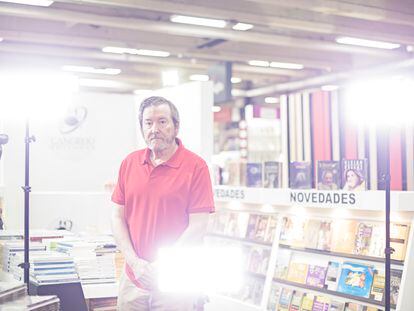 El escritor español J. J. Benítez en la Feria del libro de Bogotá.