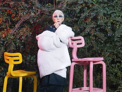 Rossana Orlandi, entre dos sillas de plástico reciclado ‘Chubby’, de Dirk Vander Kooij.
