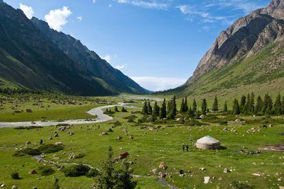 El turismo empieza descubrir este país de Asia Central. Lo ha mostrado la afluencia de visitantes a los Juegos Mundiales Nómadas el pasado mes de septiembre. Un territorio que invita especialmente a los aficionados a los paisajes de montaña, el senderismo –cuenta con más de 2.700 kilómetros de rutas señalizadas– y a los interesados en las culturas tradicionales nómadas. Esperan lugares como Karakol, epicentro para excursionistas; Biskek, la renovada capital; experiencias como la nueva ruta de la Ak-Suu-Transverse (115 kilómetros de grandes paisajes entre lagos remotos y picos nevados que se recorren a pie en siete jornadas), y la ciudad histórica de Osh, integrada en otra época en la mítica Ruta de la Seda. También se pueden recorrer (a pie, a caballo o en bicicleta) las cordilleras Pamir-Alay y Tien-Shan, y dormir en una yurta, en campamentos adaptados al turismo. Aunque una nueva carretera nacional y un nuevo programa de visados electrónicos simplifica el acceso y los traslados interiores por el país, Kirguistán es un destino en el que hay que tomar precauciones, y consultar previamente las <a href="http://www.exteriores.gob.es/Portal/es/ServiciosAlCiudadano/SiViajasAlExtranjero/Paginas/DetalleRecomendacion.aspx?IdP=102" target="_blank">recomendaciones del Ministerio de Exteriores</a>.