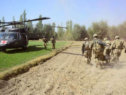 Soldados estadounidenses evacuan a un compa&ntilde;ero herido en la provincia de Logar la semana pasada.