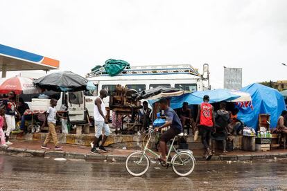 Entre finales de julio y principios de agosto se vivieron dos episodios de lluvias intensas en Dakar, con el resultado de cuatro personas fallecidas: un automovilista que se vio sorprendido por el agua en la Cornisa Oeste y quedó atrapado dentro del coche, una niña y un adulto electrocutados y un joven guineano de 15 años que apareció ahogado en la zona de Front de Terre. En la imagen, transeúntes por calles mojadas por la lluvia en Grand Dakar.