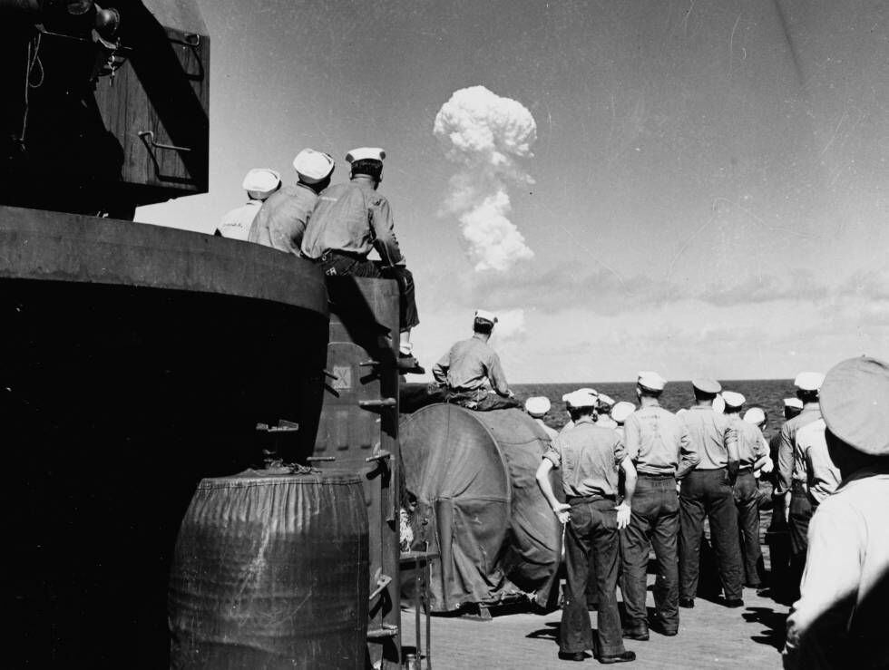 Militares observan la prueba nuclear Able el 1 de julio de 1946, en Bikini.
