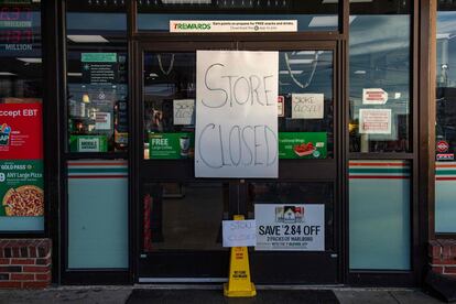 Una tienda y una gasolinera cerradas tras el tiroteo masivo en Maine, este jueves. 