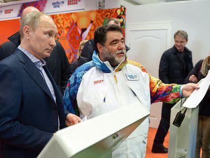 Mija&iacute;l Kusnirovich, presidente de Bosco, patrocinador de los Juegos de Sochi, junto al presidente Vlad&iacute;mir Putin en el centro de voluntarios, en enero de 2014.