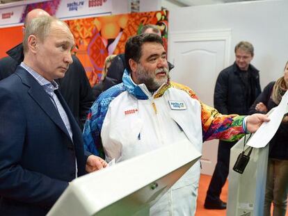 Mija&iacute;l Kusnirovich, presidente de Bosco, patrocinador de los Juegos de Sochi, junto al presidente Vlad&iacute;mir Putin en el centro de voluntarios, en enero de 2014.