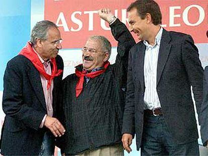 Alfonso Guerra y Rodríguez Zapatero, con José Ángel Fernández Villa, secretario general de SOMA-FIA-UGT Asturias.