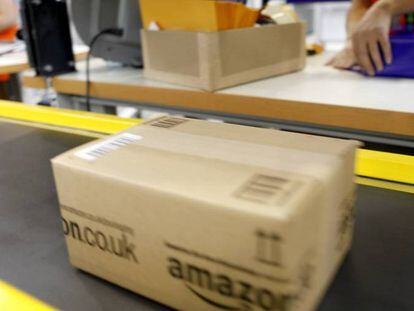Una caja de Amazon en uno de sus centros logísticos.