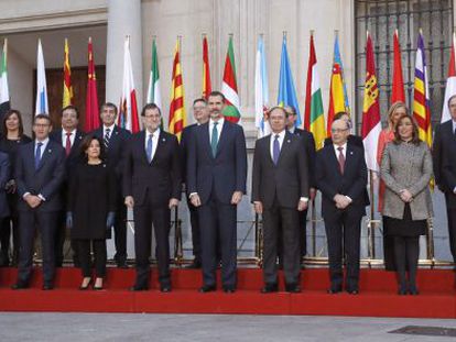 El rey Felipe VI en la fotografía de familia de los asistentes a la VI Conferencia de Presidentes, que reúne al jefe del Ejecutivo, Mariano Rajoy, con los máximos responsables autonómicos, en una cita que no se convocaba desde 2012 y que se espera concluya con la firma de diez acuerdos entre el Estado y las comunidades.