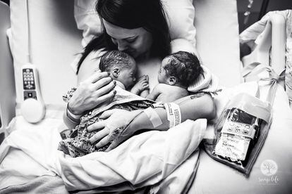 <i>'Three’s Not A Crowd'</i> ('Tres no son multitud'). Una mujer abraza en la cama a sus bebés recién nacidos.