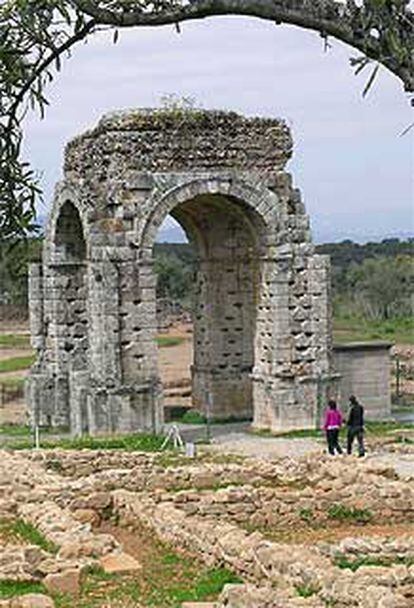 Arco tetrapilo (cuatro pilares) de Cáparra (Cáceres), uno de los más llamativos monumentos romanos de la Vía de la Plata.