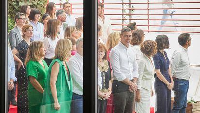 El presidente del Gobierno, Pedro Sánchez, en la foto de familia tras el comité federal del PSOE el sábado en Madrid.