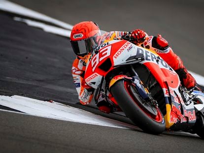 Marc Márquez durante los entrenamientos libres del Gran Premio de Gran Bretaña, en Silverstone este viernes.