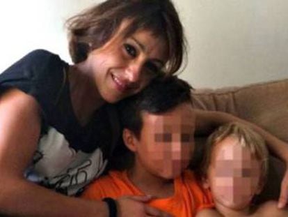 La madre granadina se encuentra en la casa de una amiga en Italia junto con los niños, tras una presunta agresión de Arcuri al más pequeño