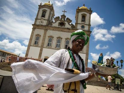 Un hombre camina frente a la Basílica Nosso Senhor do Bonfim en Salvador de Bahía, Brasil, en marzo de 2023.