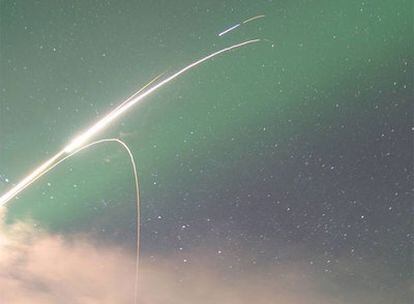 Imagen con exposición del lanzamiento del cohete que midió la frontera del espacio, con una aurora al fondo
