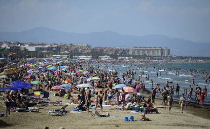 Turistas en la playa de la Malvarrosa