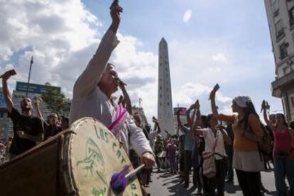 En plena movilización, recordando los 40 años de la Dictadura argentina.