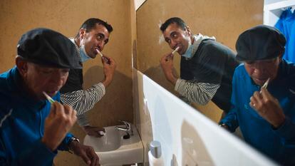 Usuarios lavándose los dientes después de la cena en el Centro nocturno Humanos con recursos para personas sin hogar que atienden más de dos tercios de migrantes en la ciudad de Algeciras.