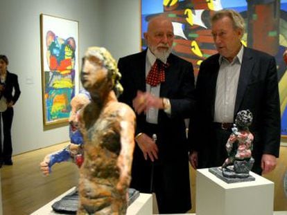 Markus Lüpertz, a la derecha, junto a su galerista Michael Werner en una de las salas de su antológica en el Museo de Bellas Artes. 