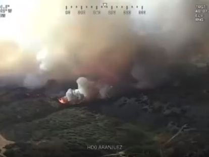 Vista desde el aire del incendio forestal en Aranjuez, el martes por la tarde.