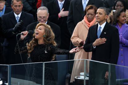 La cantante Beyonce interpreta el himno de Estados Unidos.