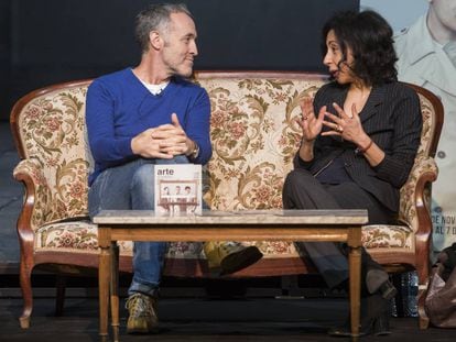 El director teatral Miguel del Arco y la escritora Yasmina Reza, en Teatro Pavón Kamikaze, de Madrid.