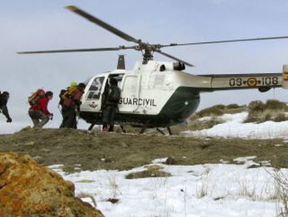Guardias civiles del Servicio de Rescate durante la b&uacute;squeda, en enero de 2009, de un monta&ntilde;ista desaparecido en Sierra Nevada (Granada).